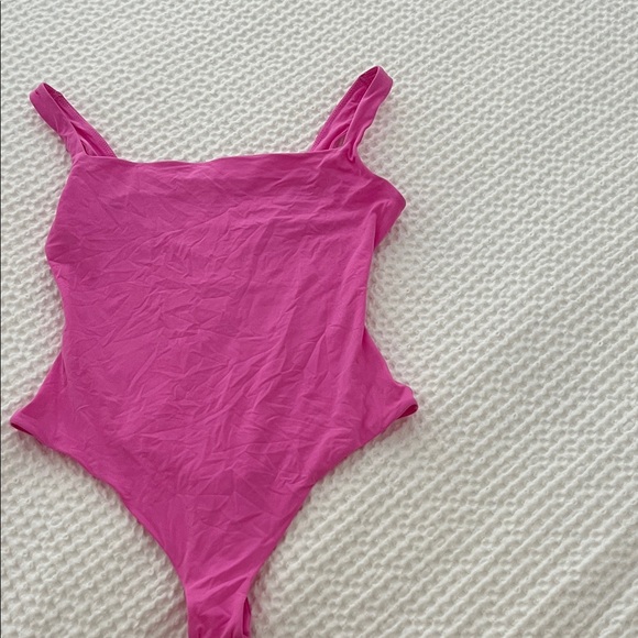 SKIMS Fits Everybody Bodysuit in Taffy - Picture 3 of 4